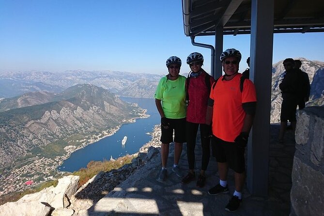 Bike tour - Panoramic downhill from Njeguši and Kotor serpentines - Horizont Bar stop: the included coffee or drink break