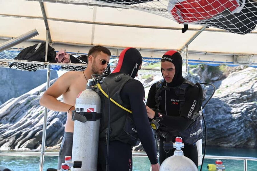 Try Scuba Diving from Boat in Budva - Budva Diving Center - The 15-Minute Boat Ride That Sets the Tone